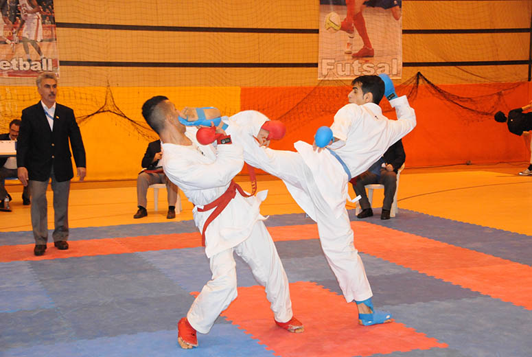 تصویر در پایان مسابقات بین المللی انشین کاراته با قهرمانی تیم ایران در کرج